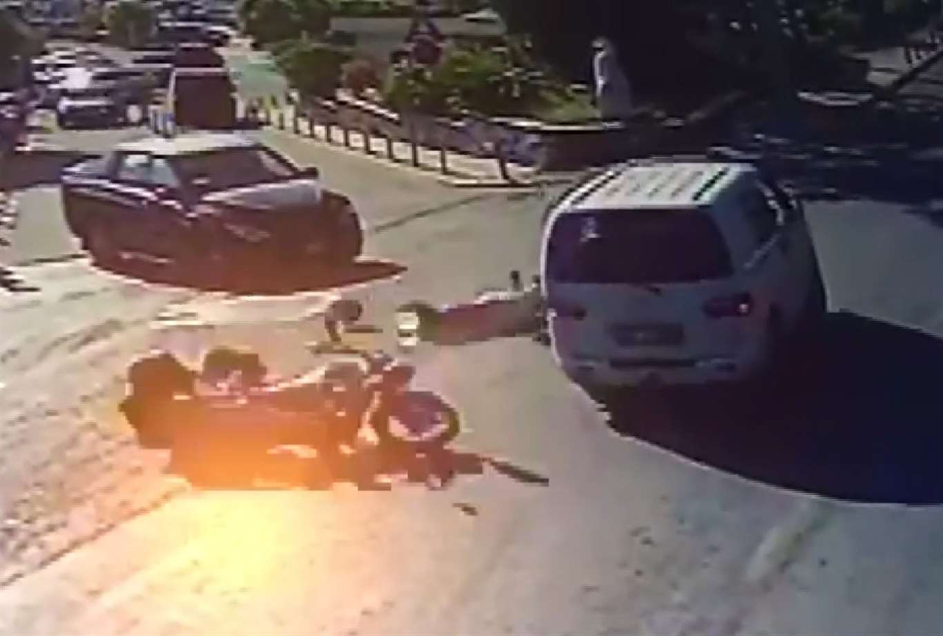       Motosiklet ile minibüs çarpıştı: 1 ölü, 1 yaralı haberi