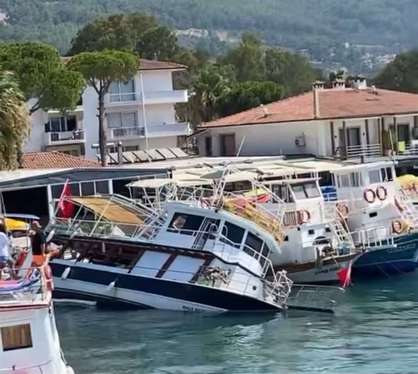 Akyaka’da su alan tur teknesi battı haberi