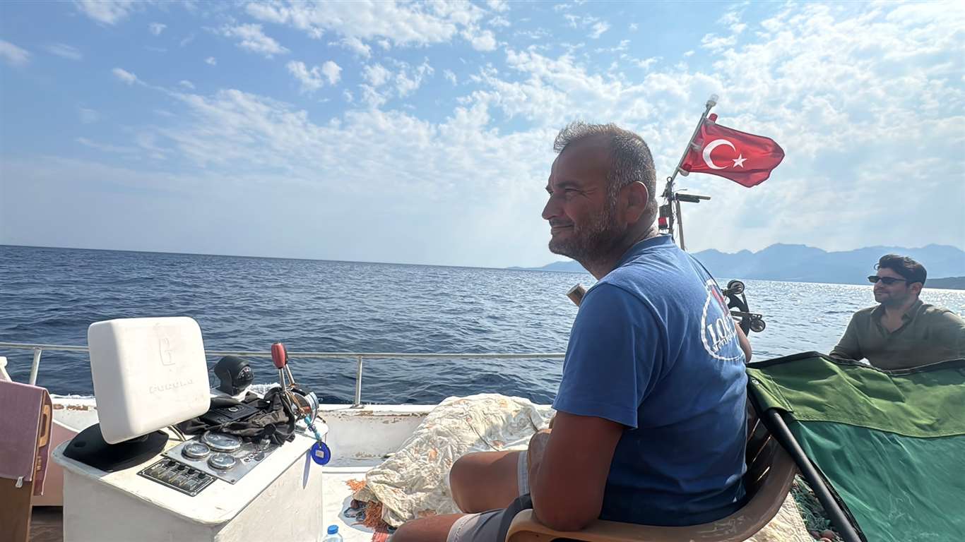  Balıkçı teknesini yangın ekiplerinin ulaşımı için seferber etti haberi