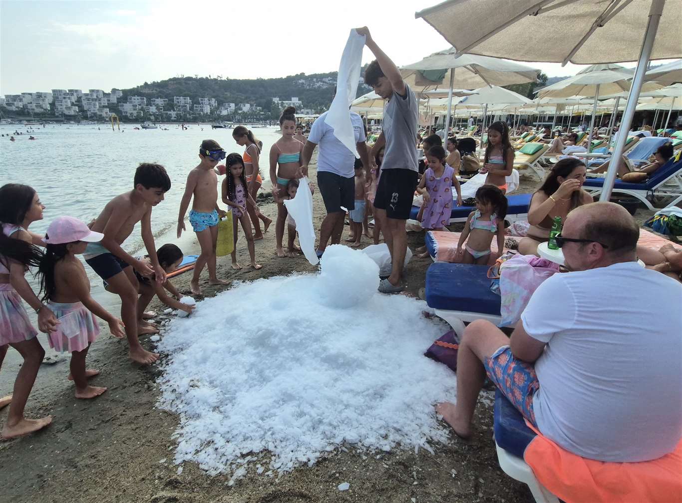 Bodrum’da sahile 2 ton buz döküldü haberi