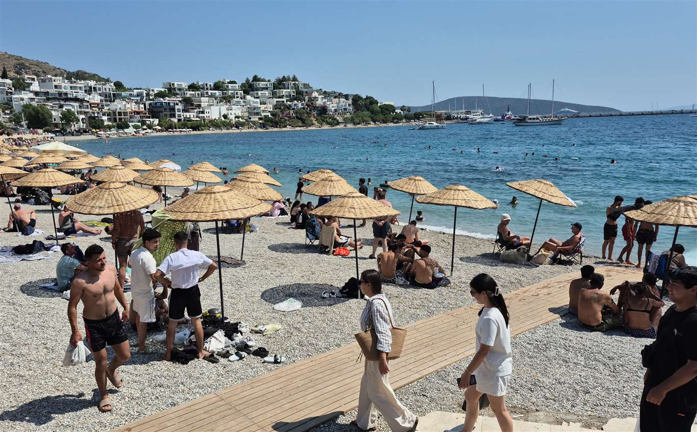 Bodrum'da sahiller doldu taştı haberi