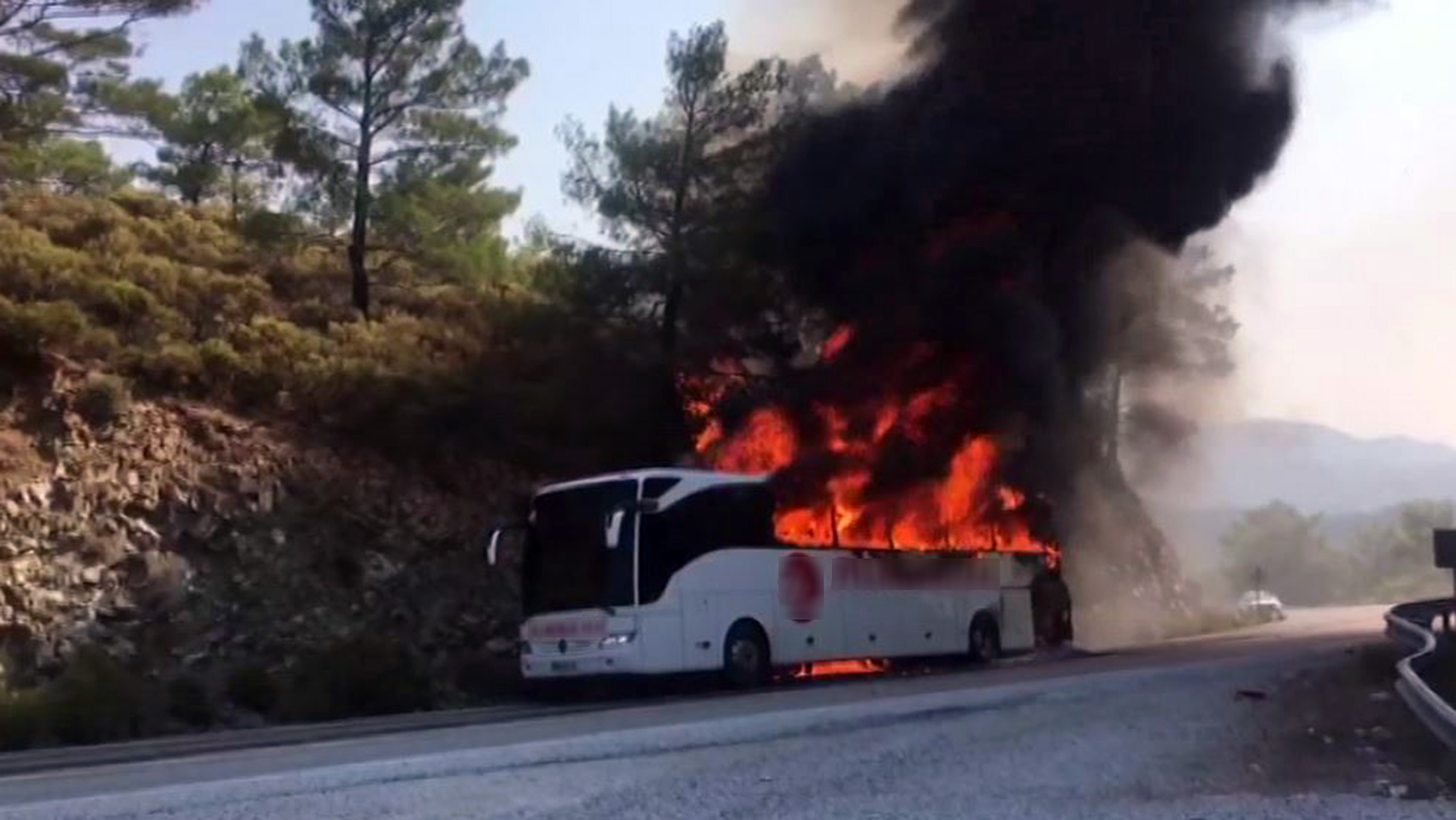 Yolcu otobüsü cayır cayır yandı haberi