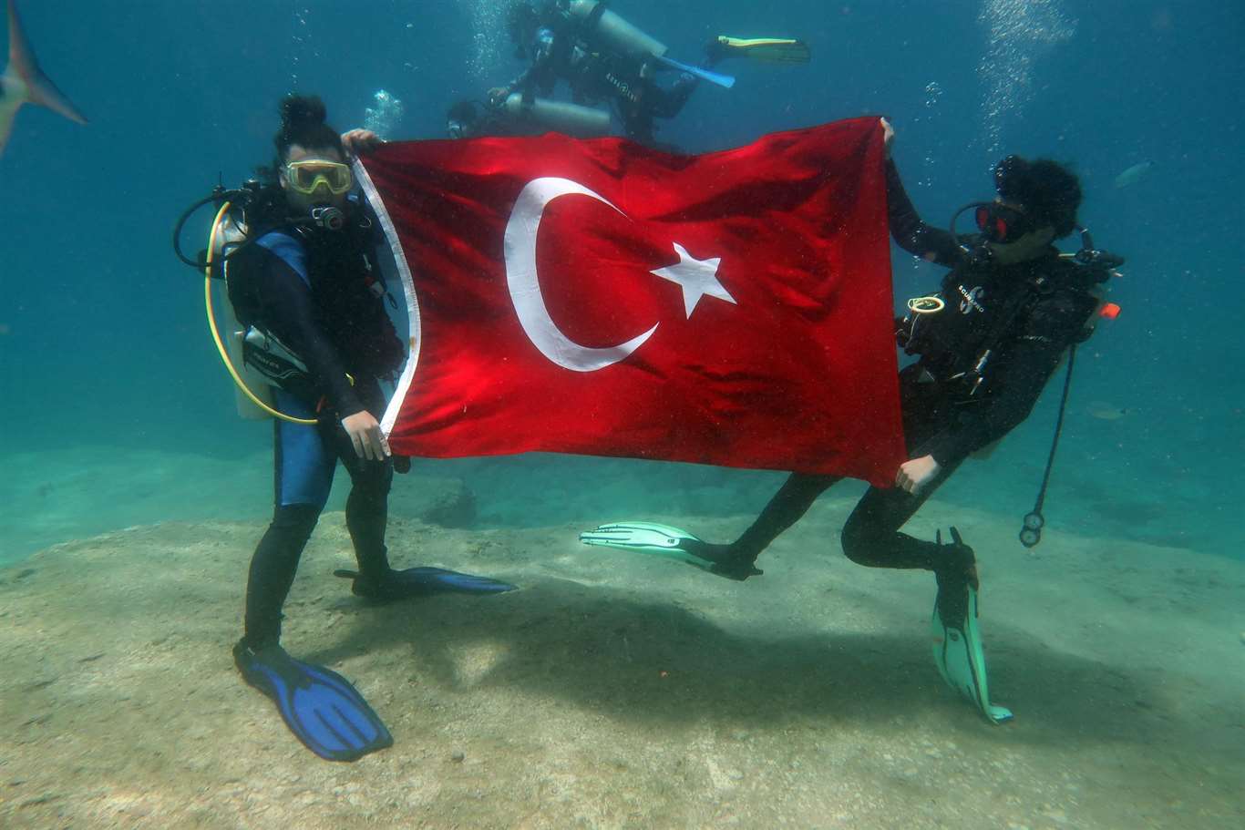 Denizin dibinde Türk bayrağı açıp, 19 Mayıs'ı kutladılar haberi