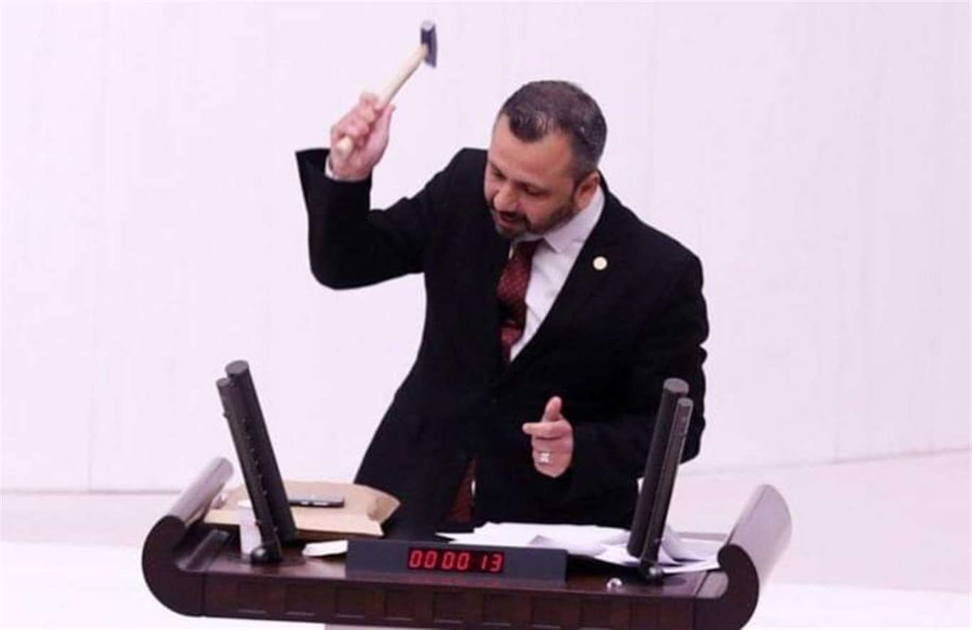          Mecliste çekiçle cep telefonu kıran Erbay'a alacak davası açıldı haberi