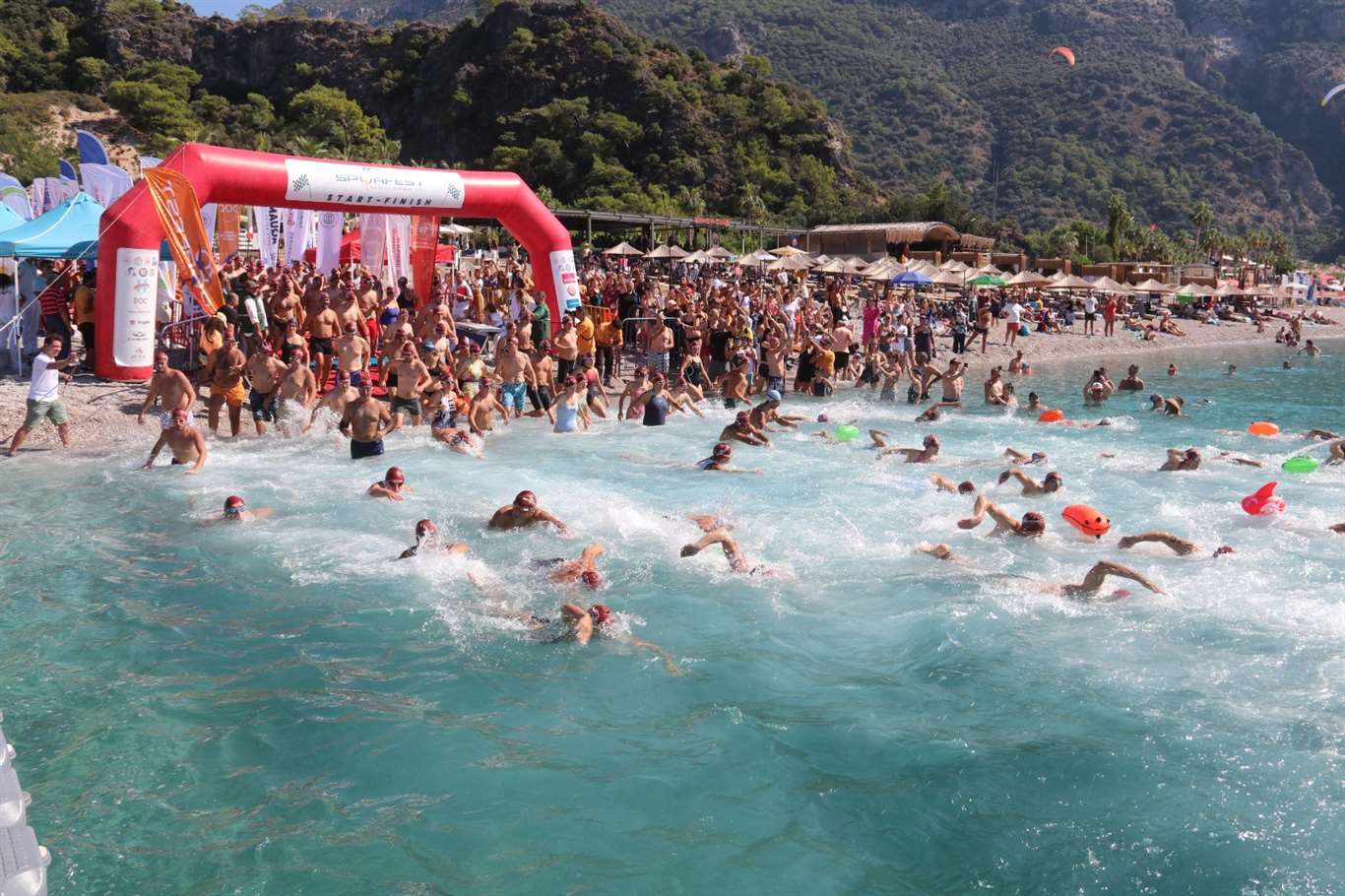 Fethiye'de 1612 sporcu Ölüdeniz'de kulaç attı haberi
