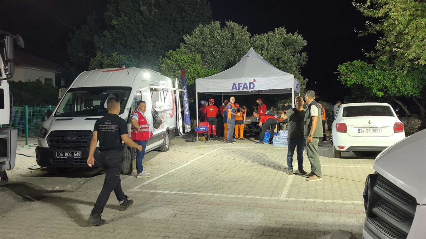  Fethiye'deki orman yangınında 13. saat: Ekiplerin müdahalesi sürüyor haberi