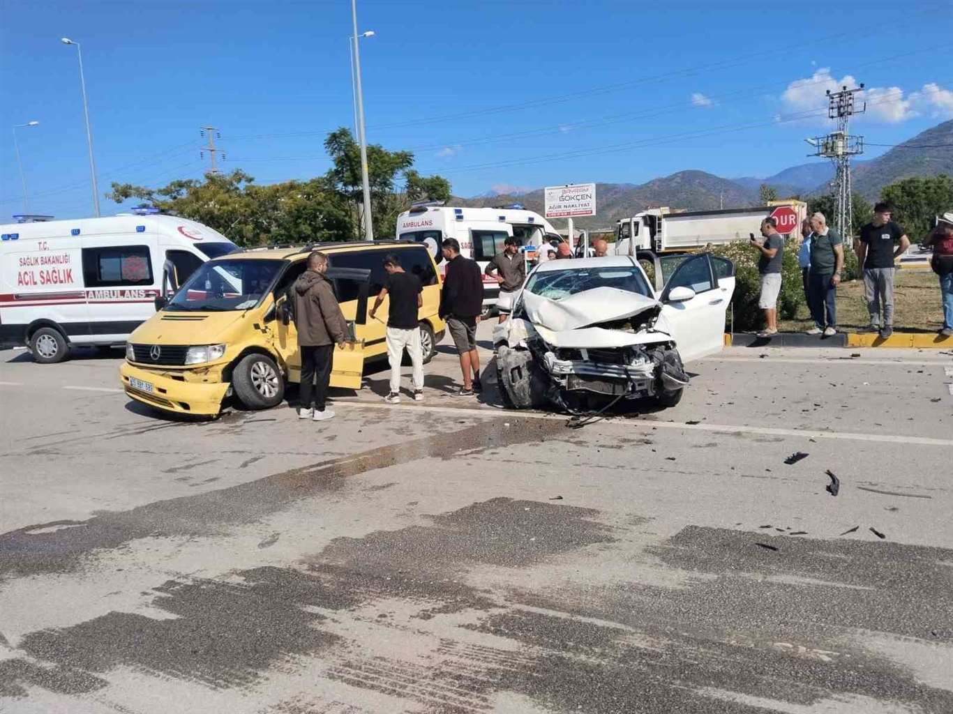 Fethiye'de otomobil ile ticari araç çarpıştı: 5 yaralı haberi
