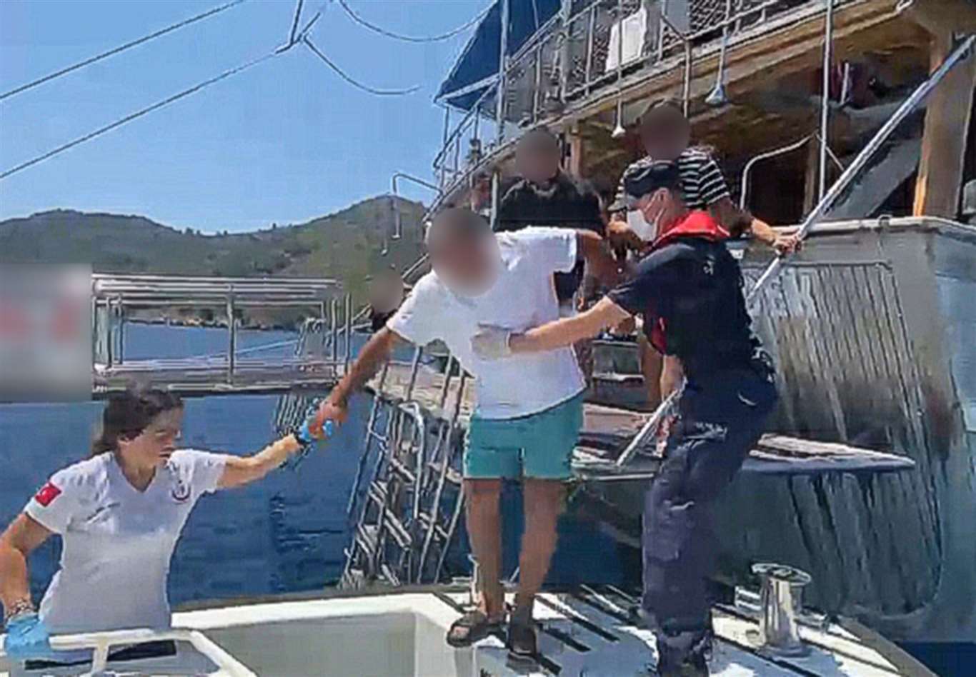 Gezi teknesinde yaralanan vatandaşa tıbbi tahliye gerçekleştirildi haberi