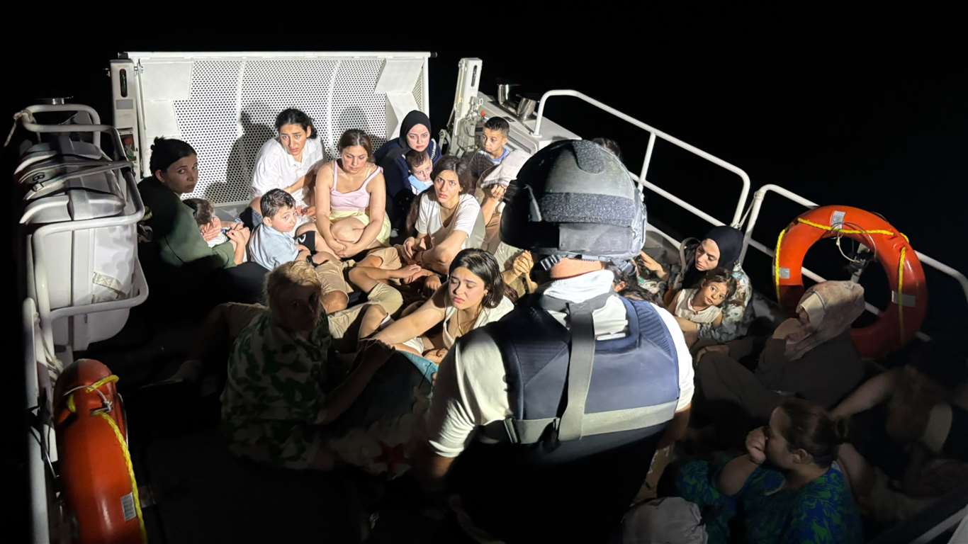 Gökova körfezinde yelkenli tekne içinde 64 düzensiz göçmen ve 4 göçmen kaçakçısı yakalandı haberi