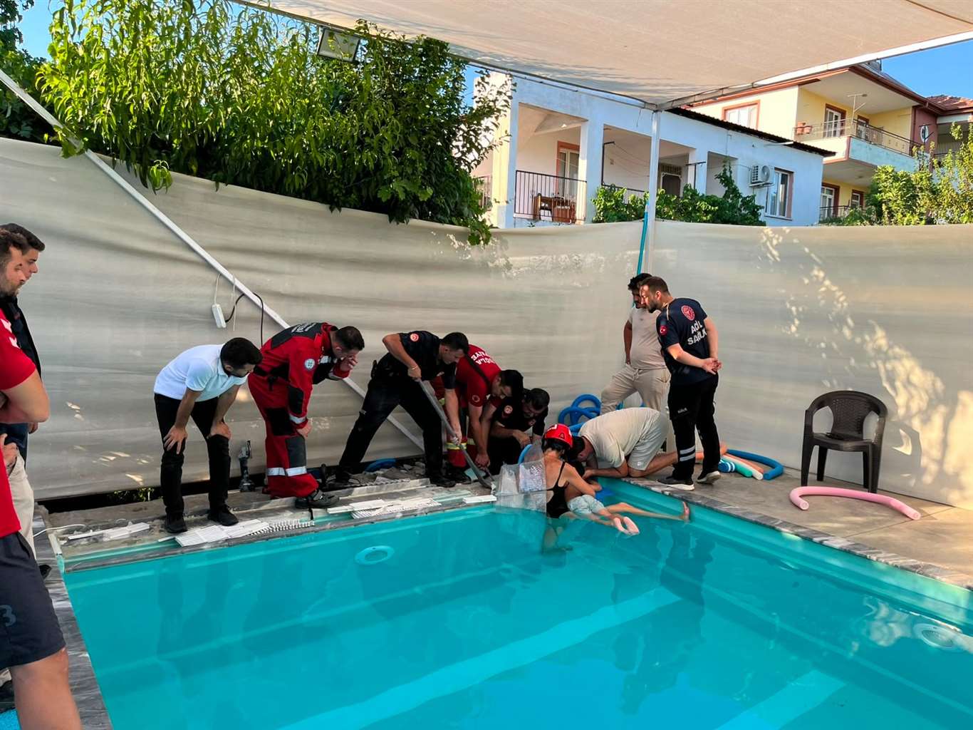 Havuzda kolu sıkışan 4 yaşındaki çocuk kurtarıldı haberi