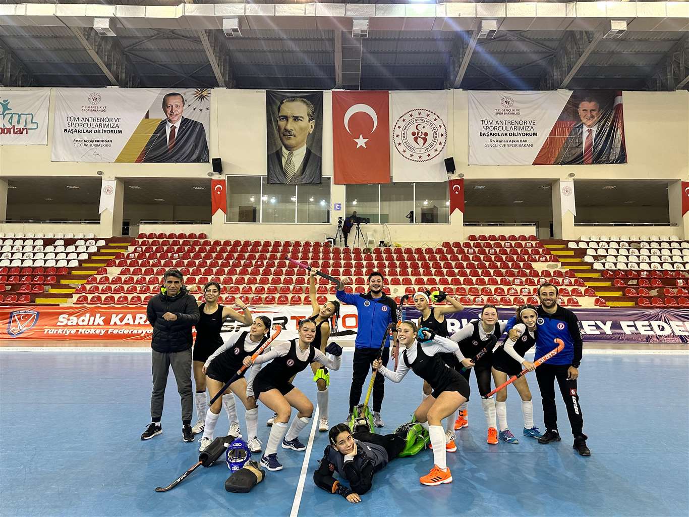       Muğla İl Karması Hokey Takımı Türkiye Şampiyonası'na gidiyor haberi