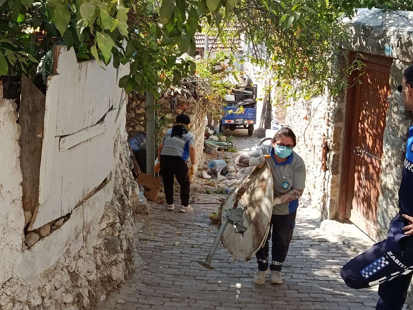 Kötü kokuların yayıldığı çöp evden 5 ton çöp çıkarıldı haberi