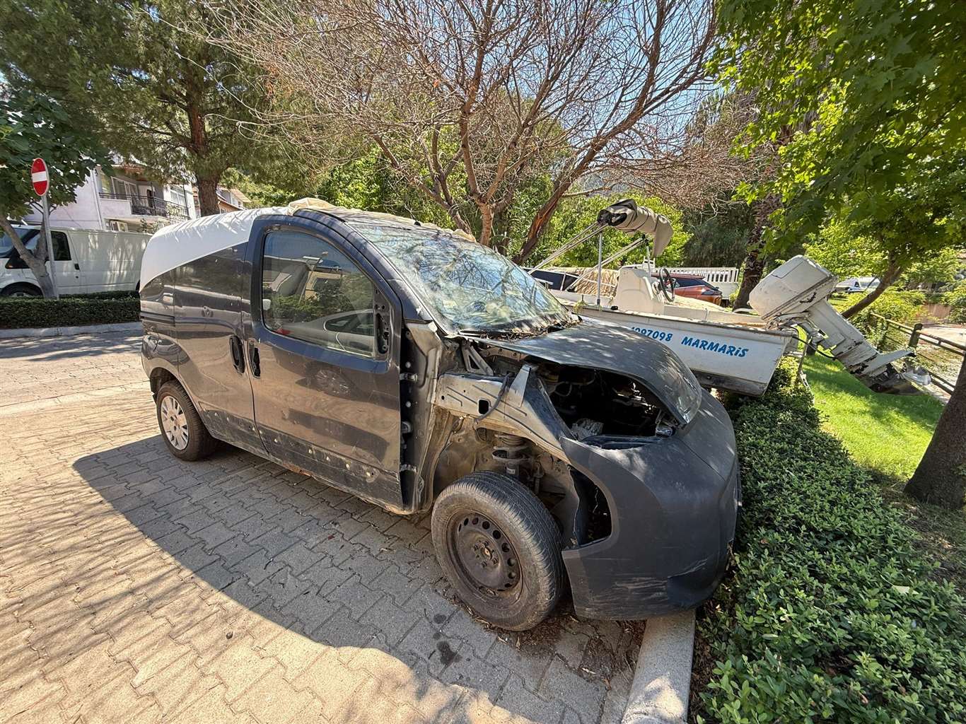 Marmaris'te terk edilmiş araçlar ve hurdalar toplanacak haberi