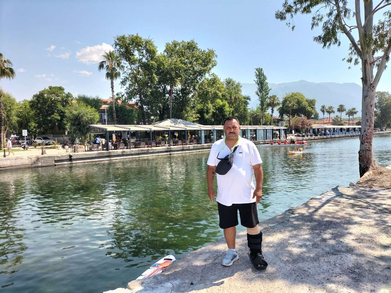 Köyceğizli muhtar Yorulmaz, kırık ayağı ile görevini sürdürüyor haberi