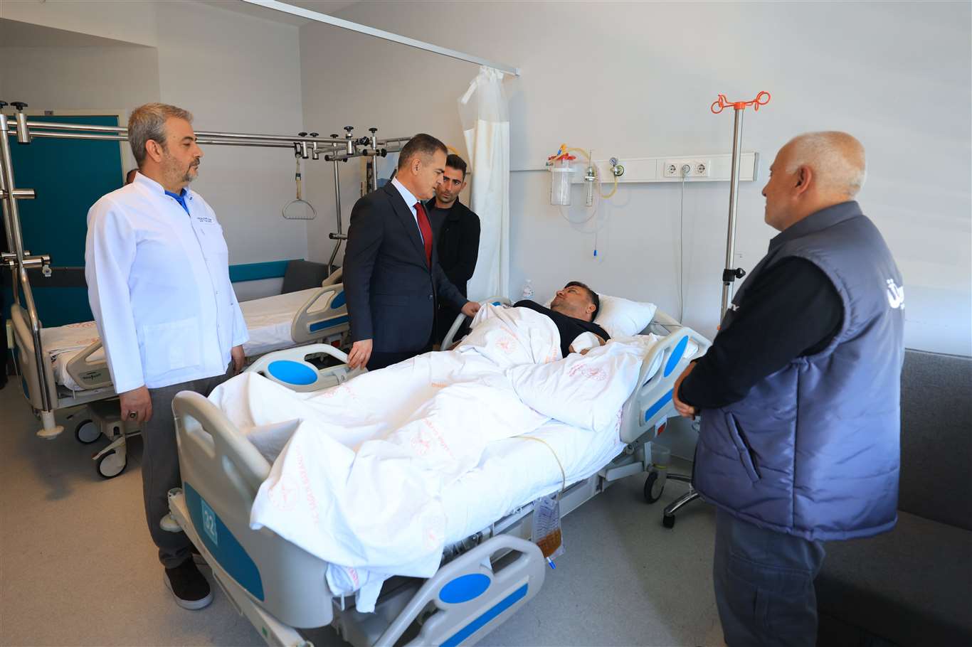Muhtarlar Günü'nde kaza yapan Muhtar'a vali Akbıyık'tan ziyaret haberi