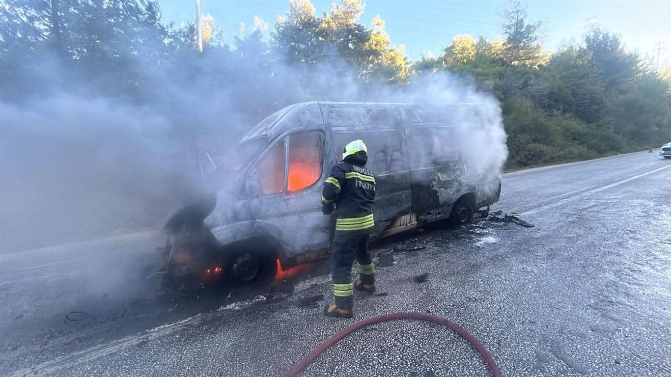 Bodrum’da okul servisi alev alev yandı haberi