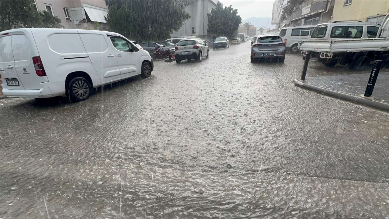Marmaris'te sağanak yağış hayatı olumsuz etkiledi haberi