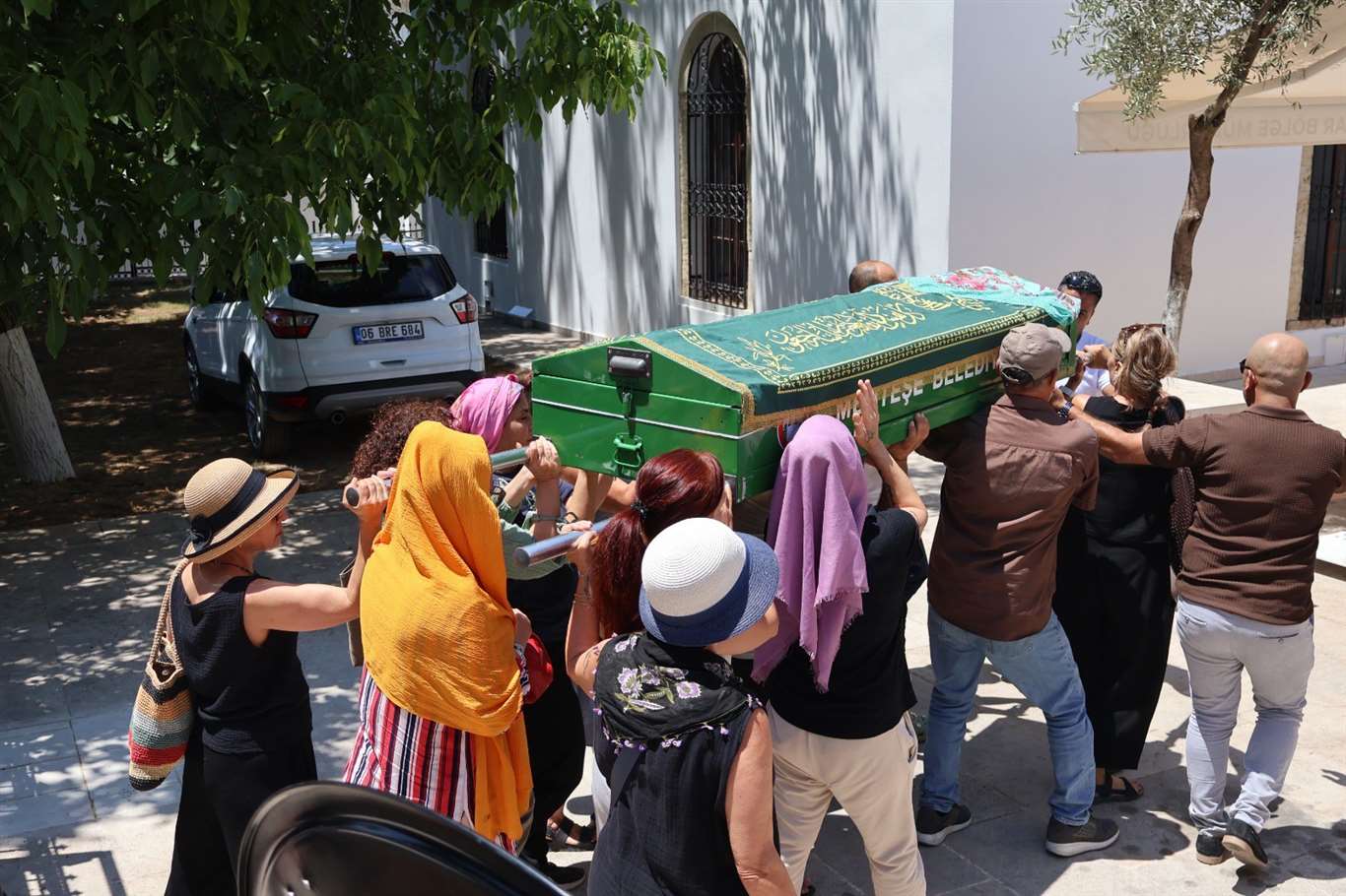 Sevil Işıktekin’in tabutunu kadınlar taşıdı haberi