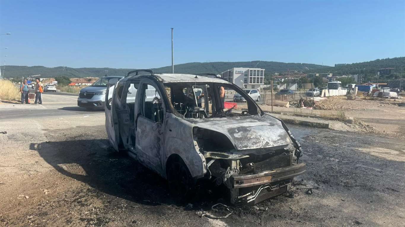 Muğla'da seyir halindeki araç alev alev yandı haberi