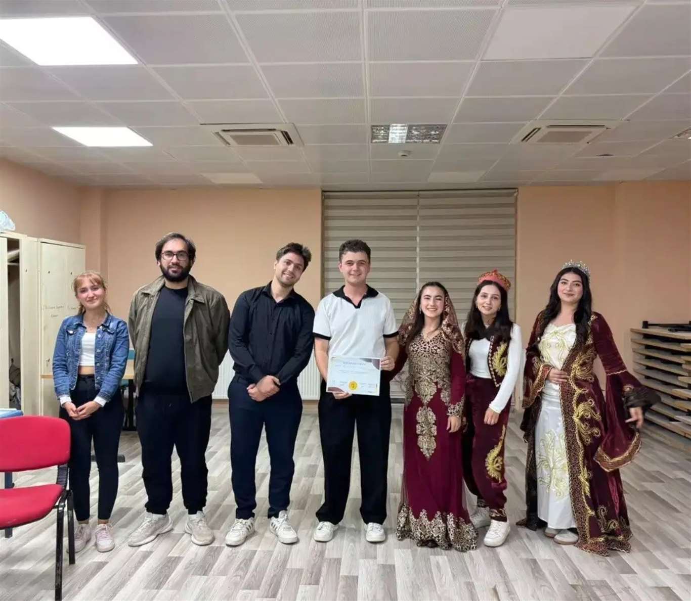 Muğla'da gençler kendi yazdıkları skeçleri sahneledi haberi