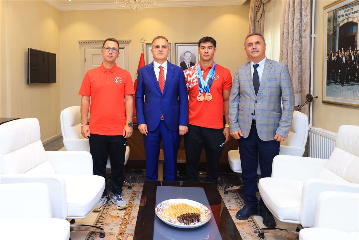 Vali Akbıyık Dünya şampiyonunu ağırladı haberi