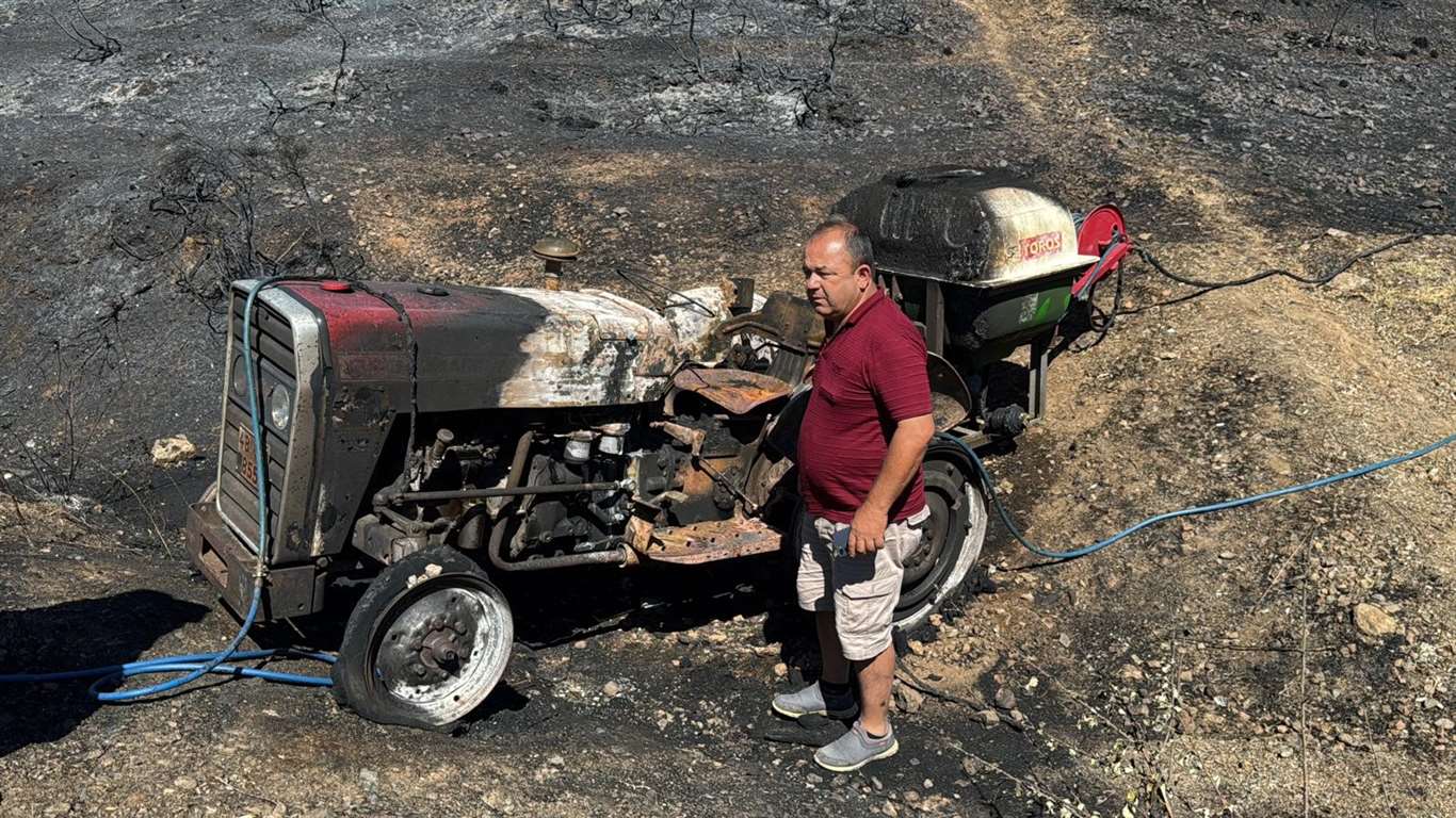 Yangına yardıma gitti, traktörü alevlerin arasında kaldı: “Kaçmasaydım yanacaktım” haberi