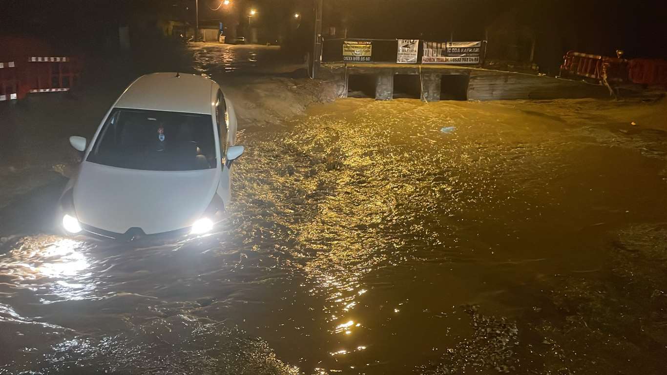 Muğla'da yağış nedeniyle yol çöktü, çukura düşen araç yolda mahsur kaldı haberi