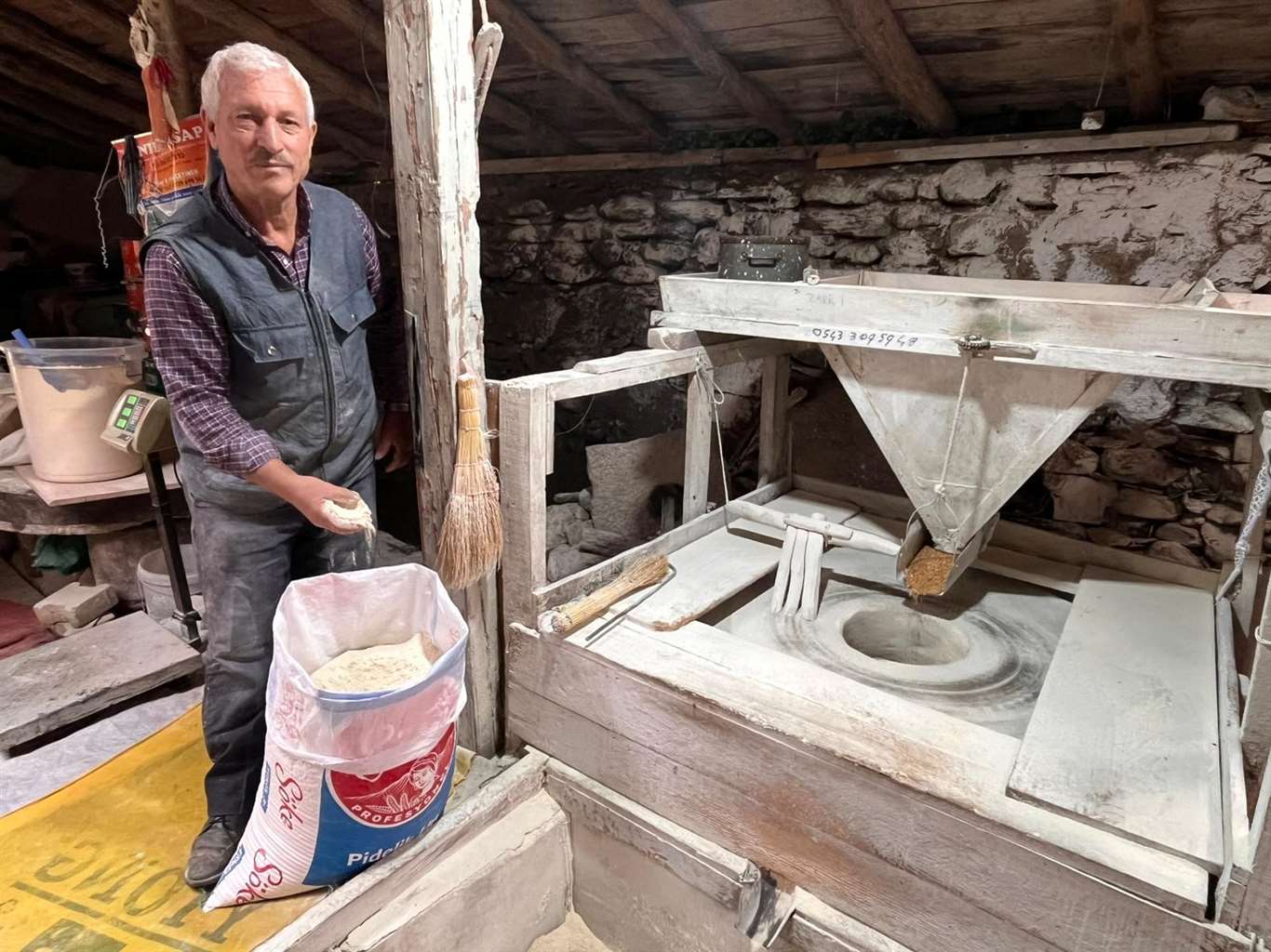 300 yıllık su değirmeni hala çarklarını döndürüyor haberi