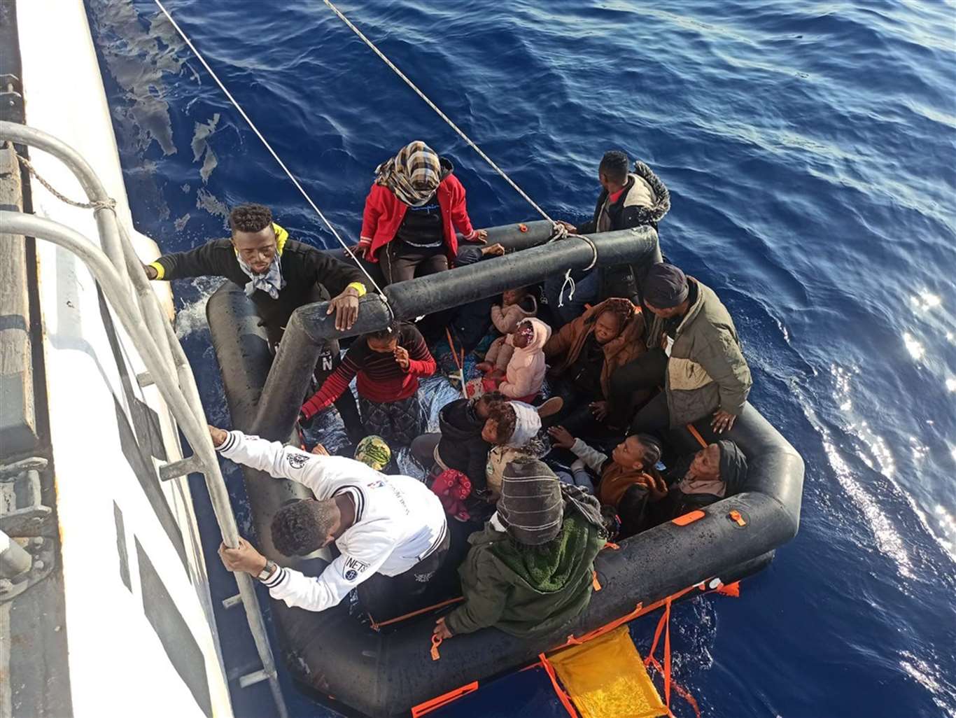       Marmaris'te 37 kaçak göçmen kurtarıldı haberi