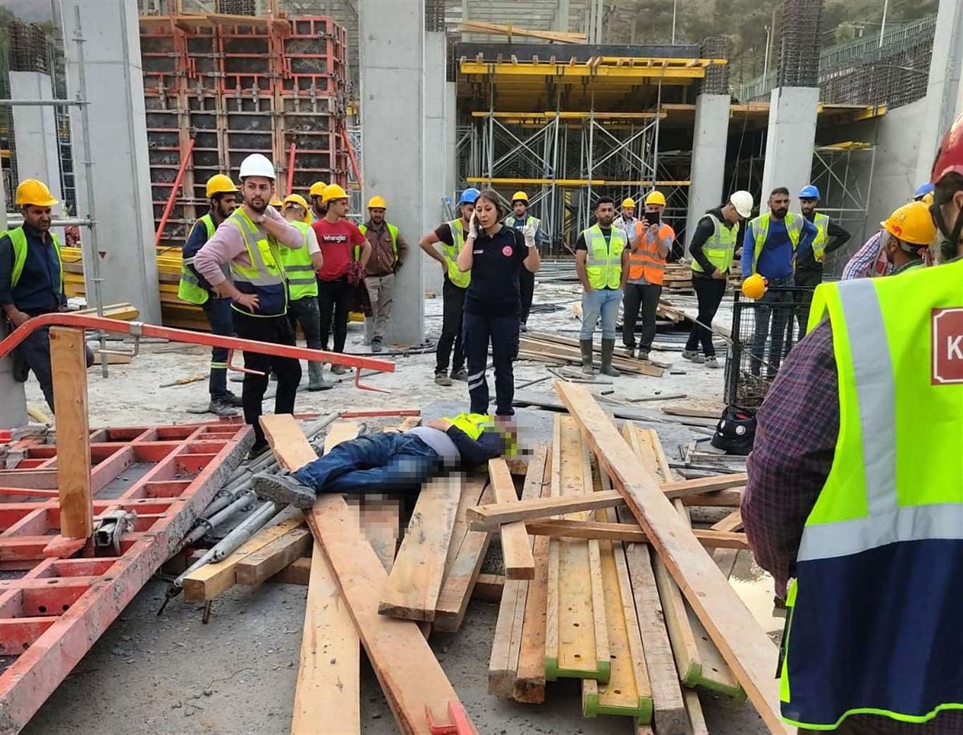  Muğla'da inşaatta çelik kalıp işçilerin üzerine düştü: 1 ölü, 1 yaralı haberi