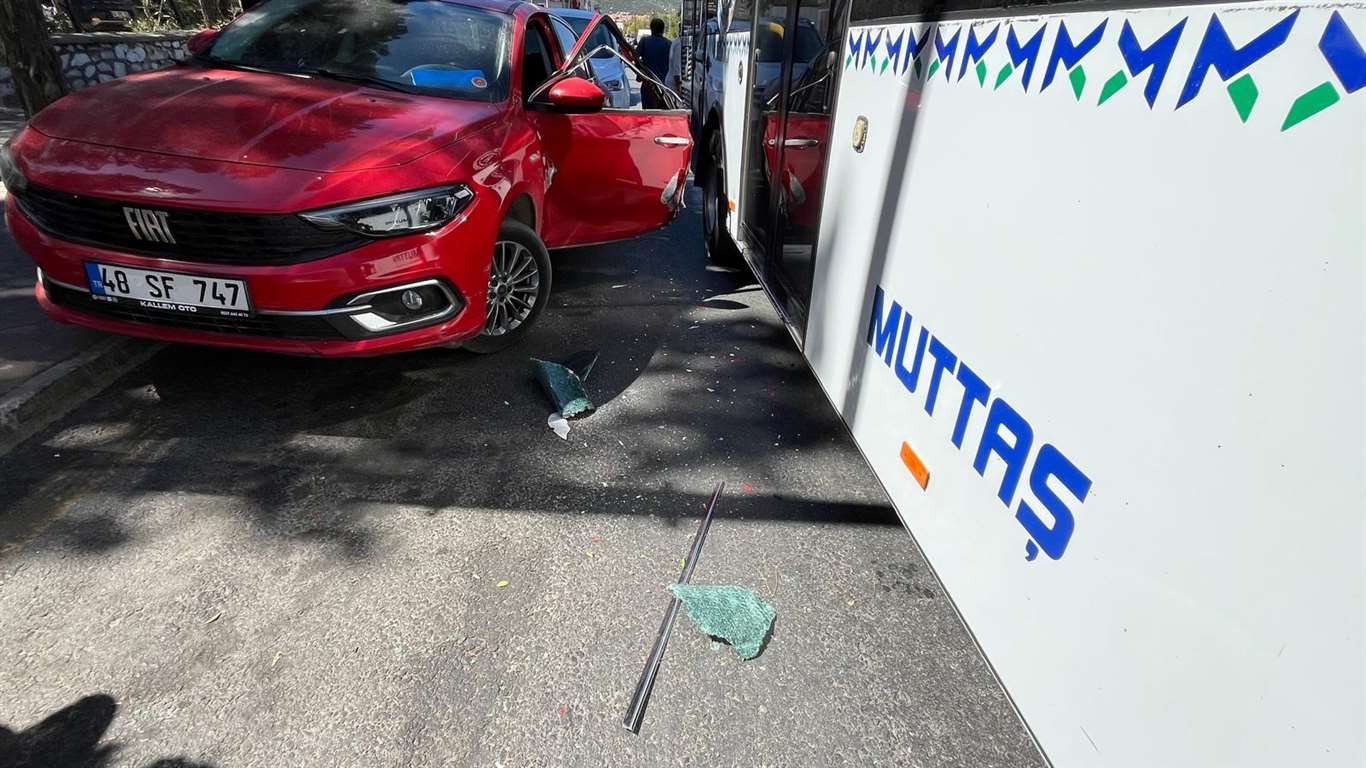       Açtığı kapıya belediye otobüsü çarptı haberi