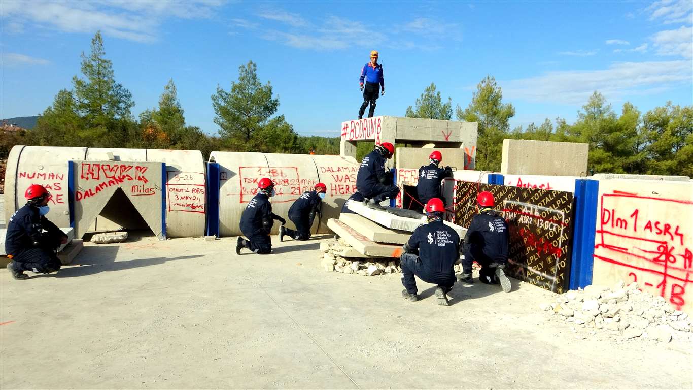 Depremde etkili müdahale yöntemleri teorik ve pratik olarak öğretildi haberi