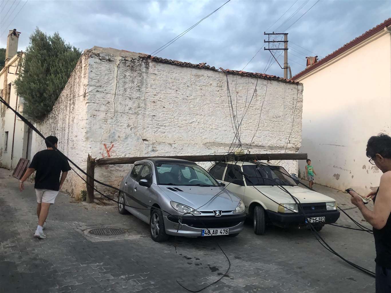    Ahşap direk araçların üzerine devrildi haberi