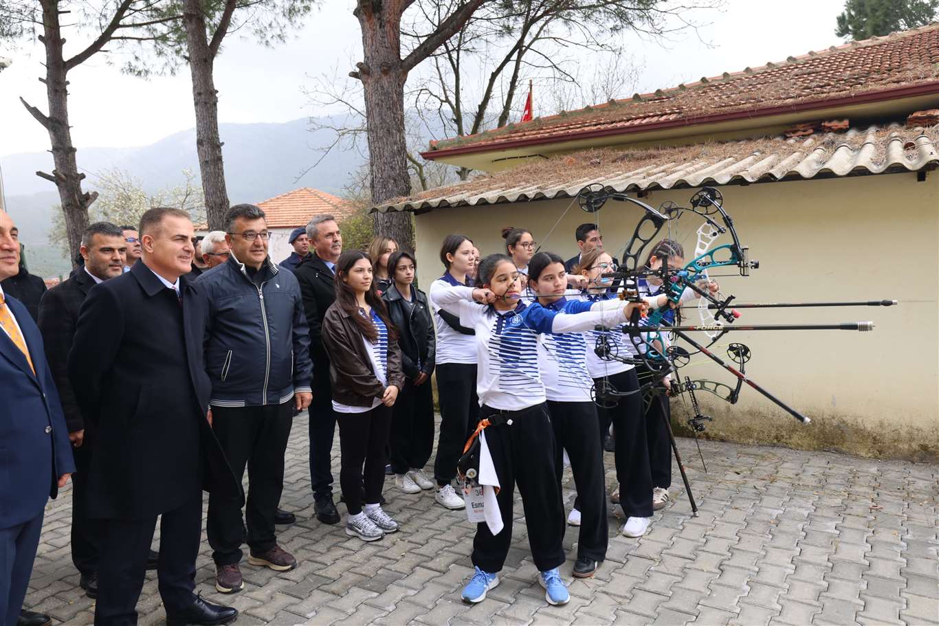  Vali Akbıyık Okçuluk Milli takım antrenörü Sözen'i ziyaret etti haberi