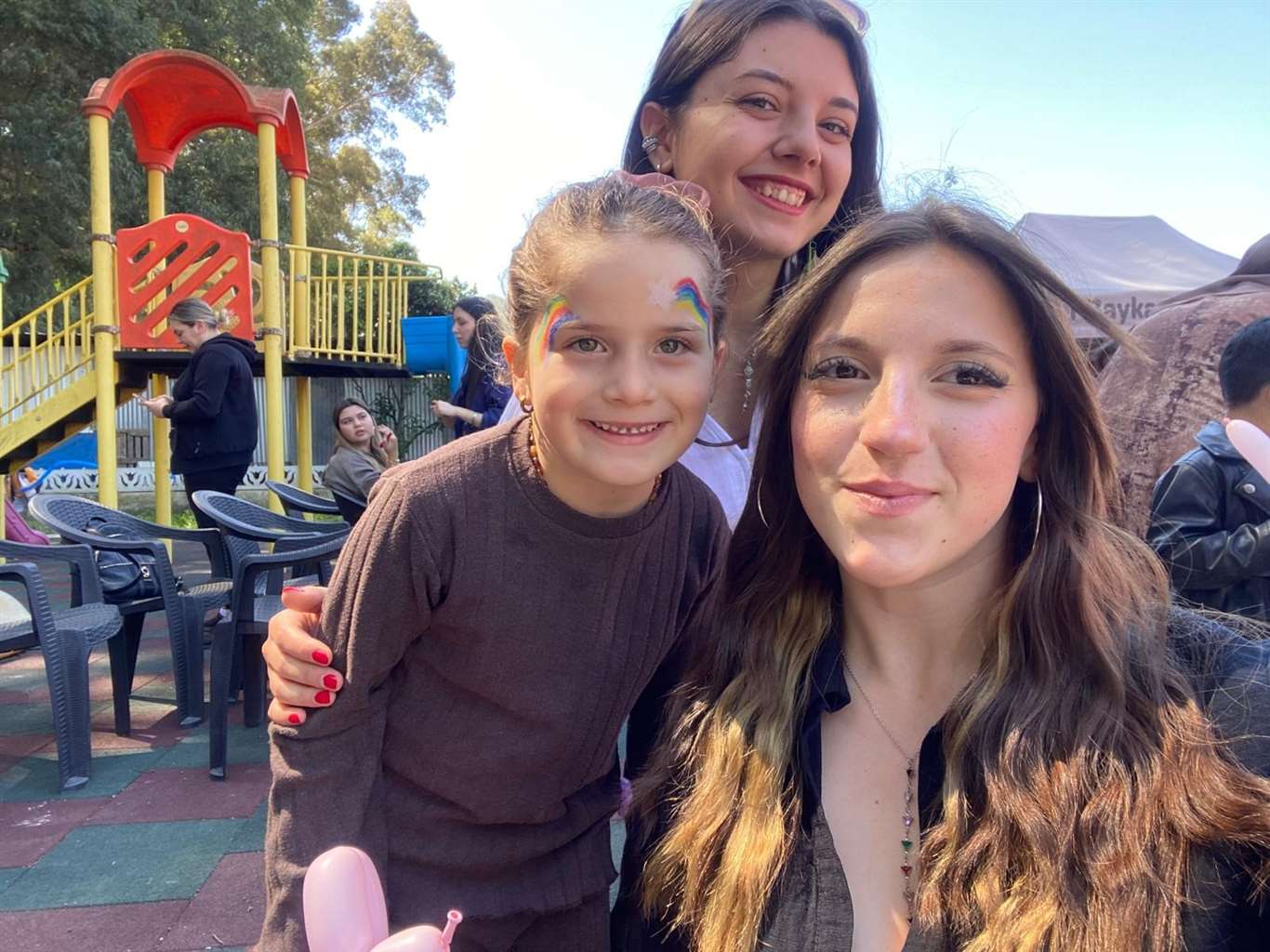       Akçapınar'da çocuk şenliği: Minikler hem eğlendi hem öğrendi haberi