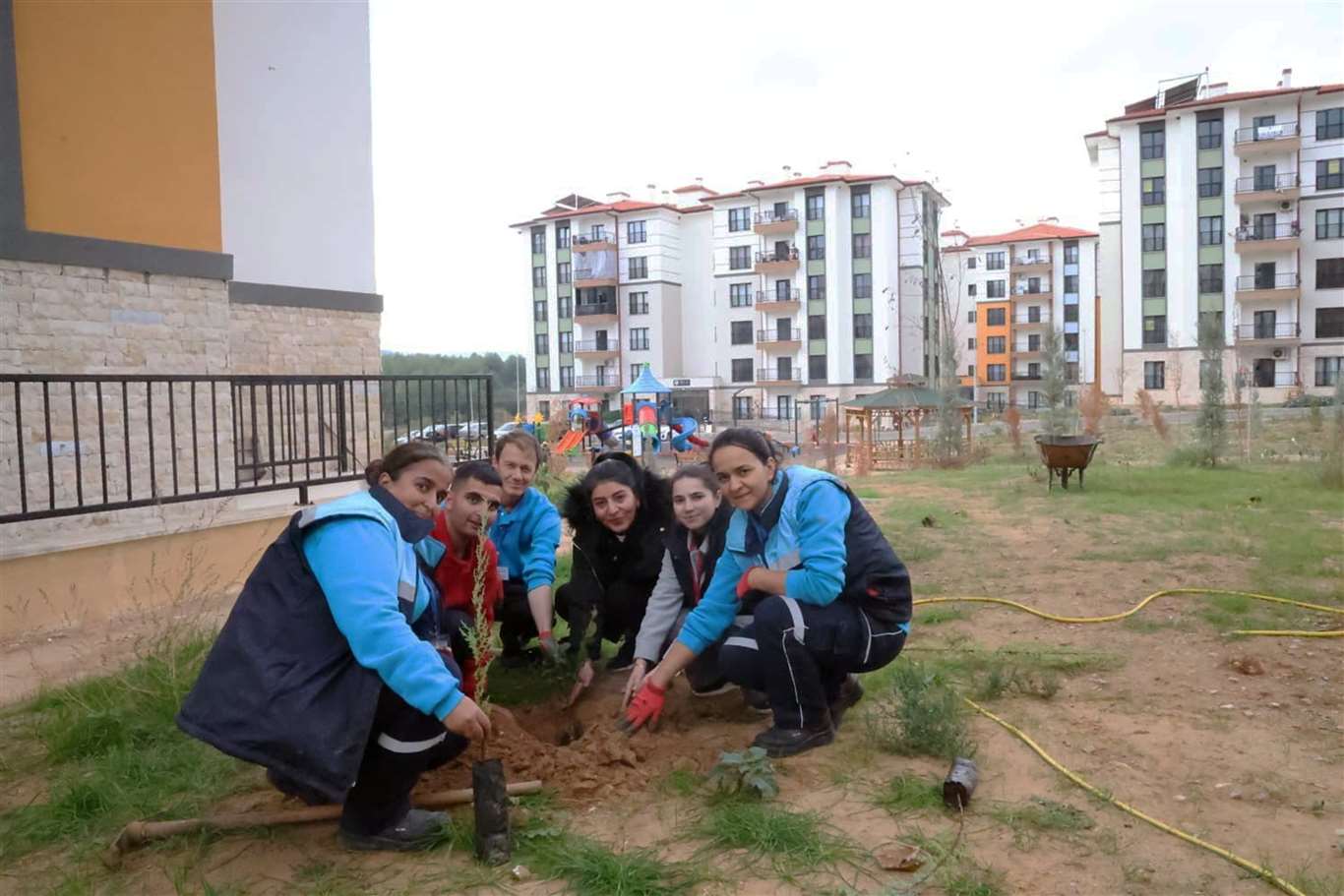 Menteşe Akçaova TOKİ Site yönetiminden 'Yeşil Vatan'a fidanlı destek haberi
