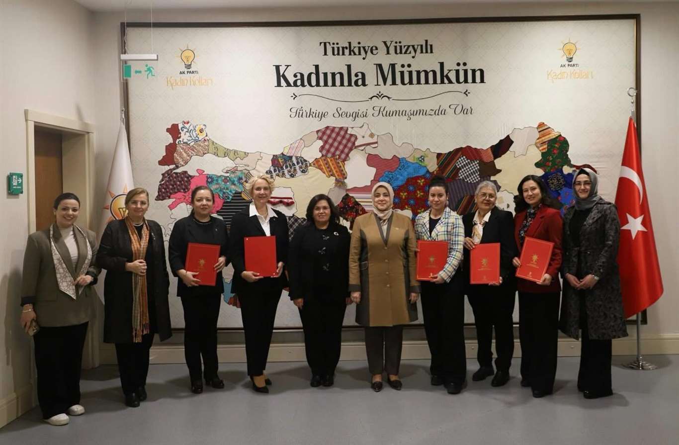       AK Parti Kadın Kolları'nda görev değişimi haberi