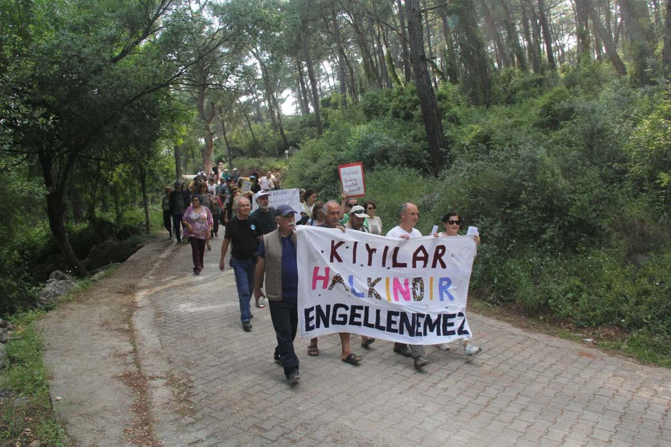 Akyaka'da yasa dışı faaliyetlere karşı toplanıyorlar haberi