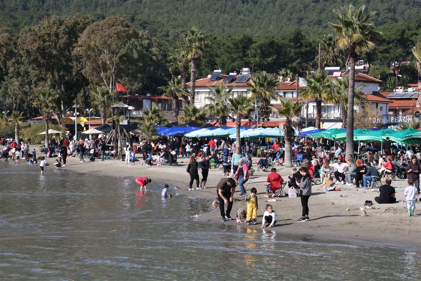 Akyaka'da yazdan kalma gün yaşandı, sahiller doldu taştı haberi