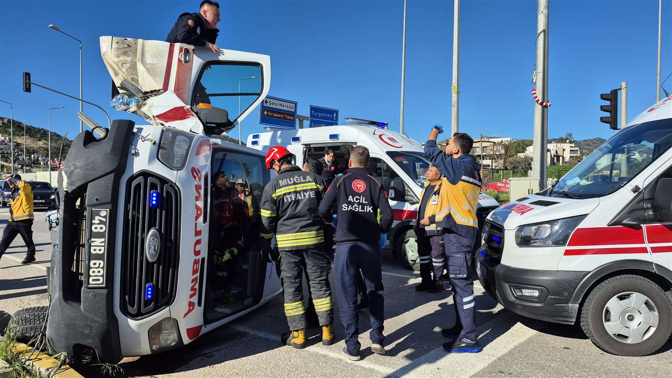 Bodrum'da hasta taşıyan ambulans devrildi: 4 yaralı haberi