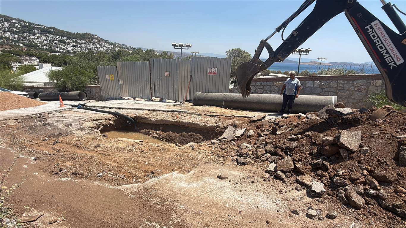  Ana isale hattında patlama: Site bahçesi su altında kaldı haberi