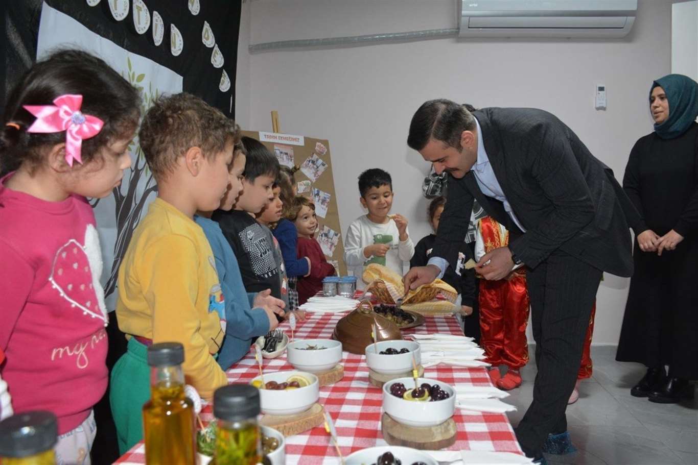 Köyceğiz Beyobası Anaokulu'nda zeytin yetiştiriciliği eğitimi ve fidan dağıtımı haberi