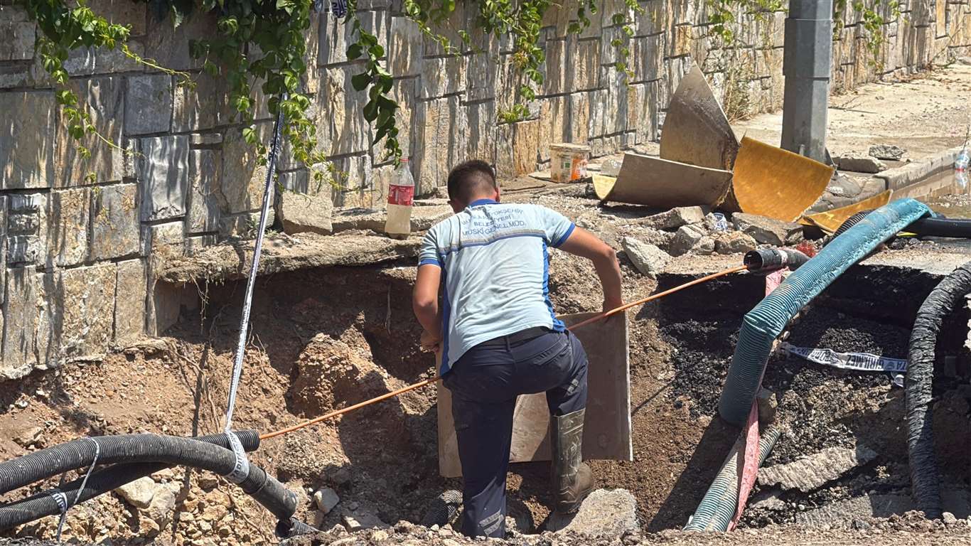    Ana su hattı patladı: Cadde ve sokaklar göle döndü haberi