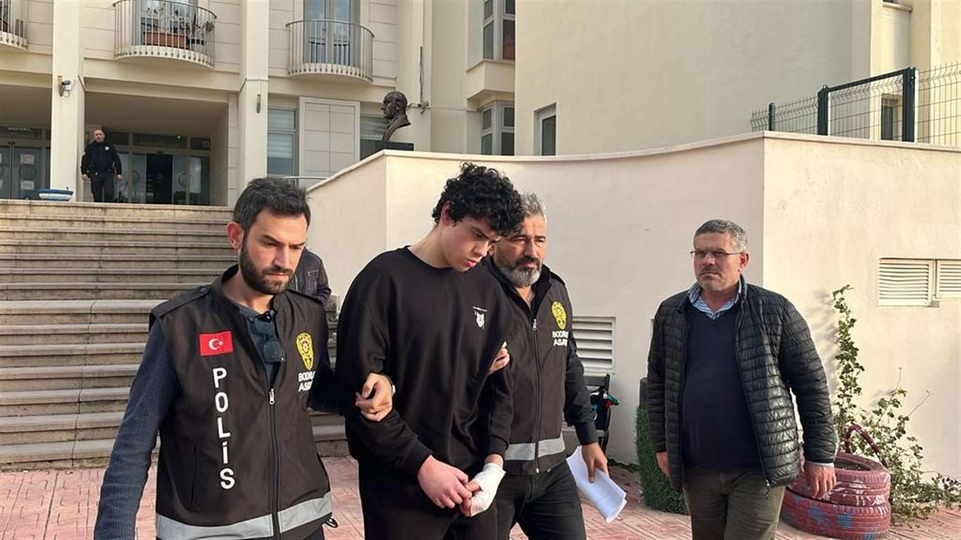          Annesini öldüren gence 24 yıl hapis cezası haberi