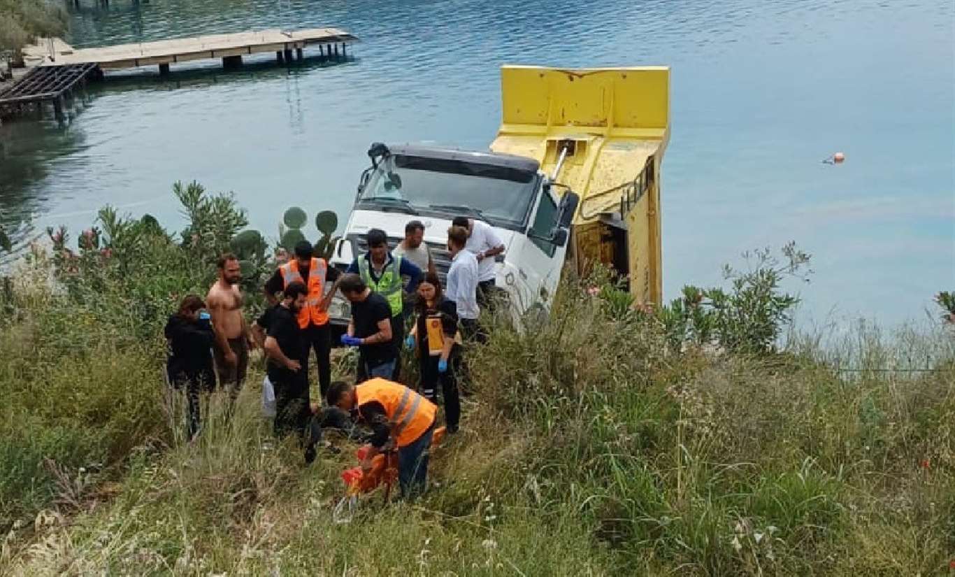 Araç ezilmekten son anda kurtuldu: Kamyon denize düştü, 2 kişi yaralandı haberi