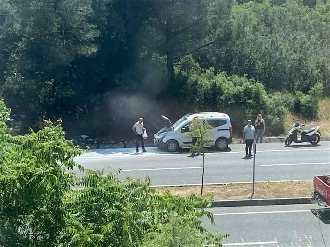 Menteşe'de yanan araca vatandaştan hızlı müdahale haberi