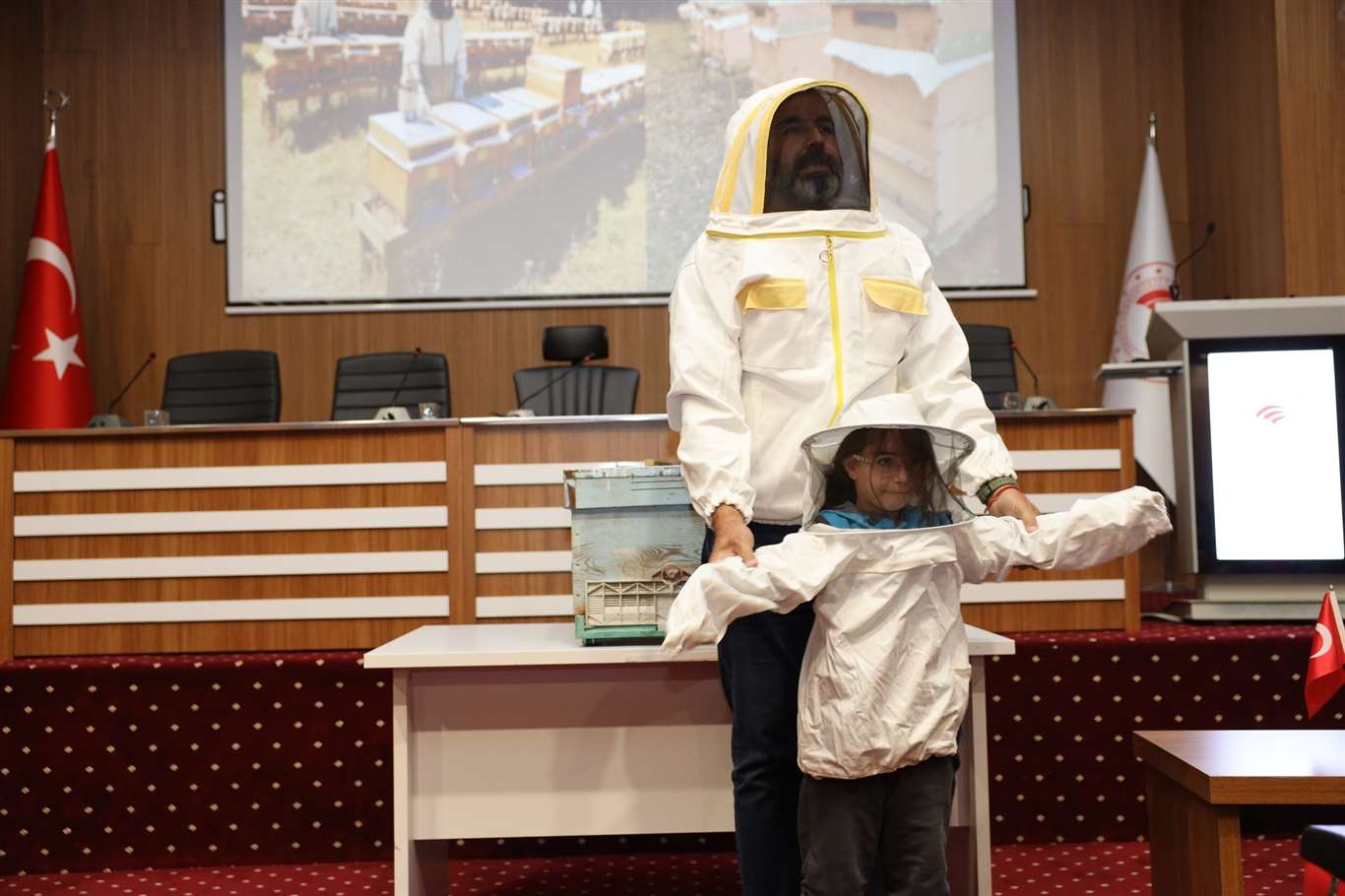 Çocuklar arıların dünyasını Karagöz ve Hacivat ile öğrendi haberi