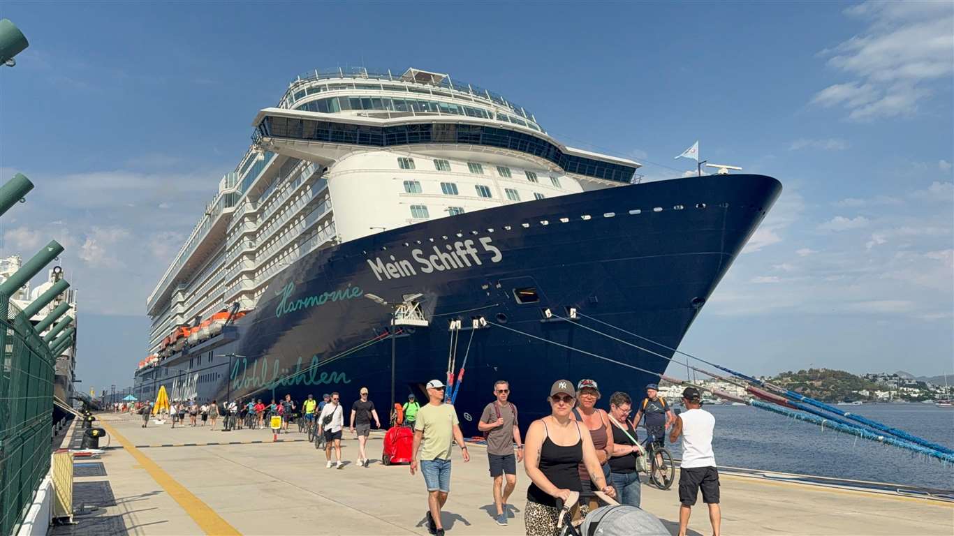    Aynı gün iki kruvaziyer: 2 bin 583 turist geldi haberi