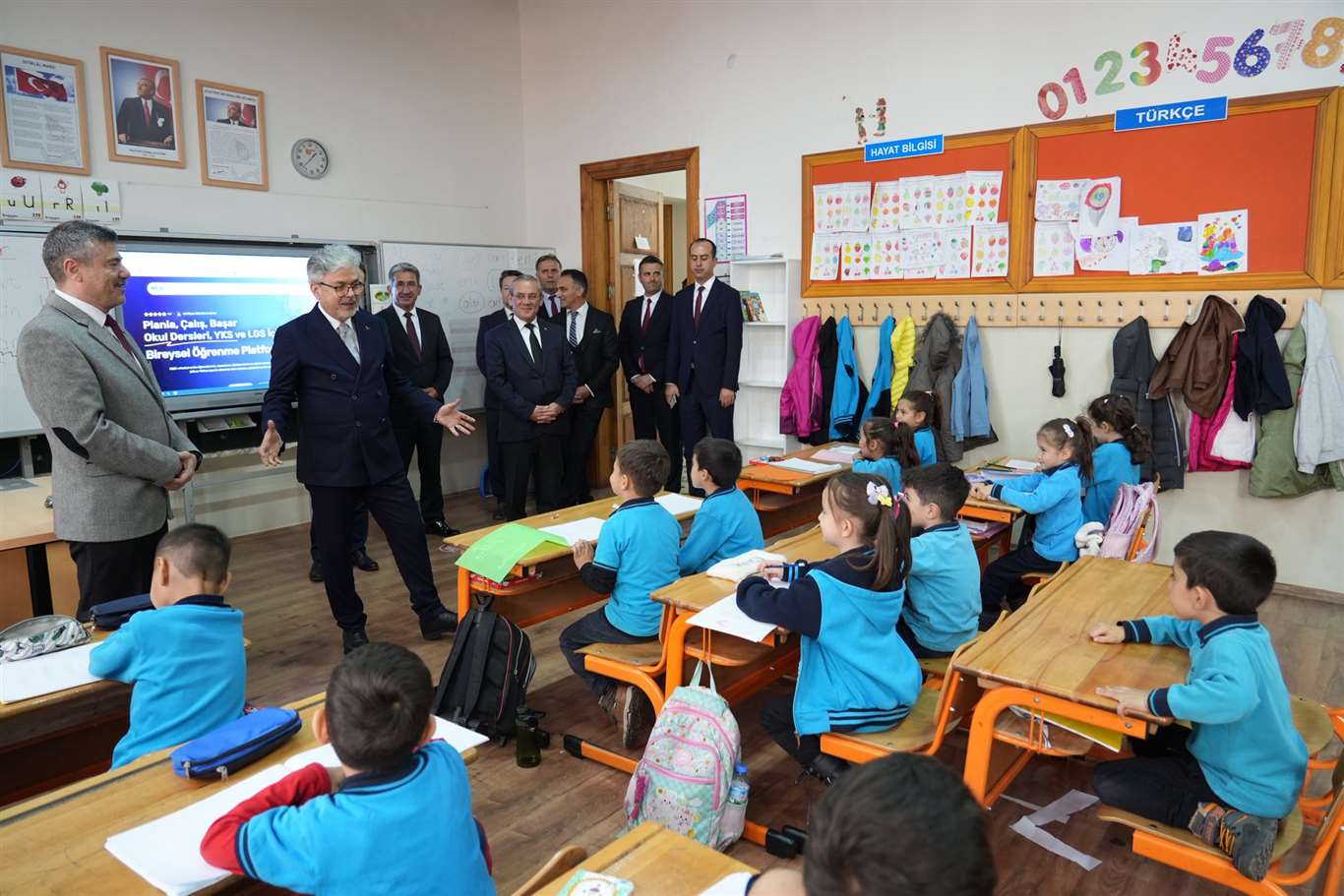    Bakan Yardımcısı Dr. Ömer Faruk Yelkenci'den Atatürk İlkokuluna ziyaret haberi