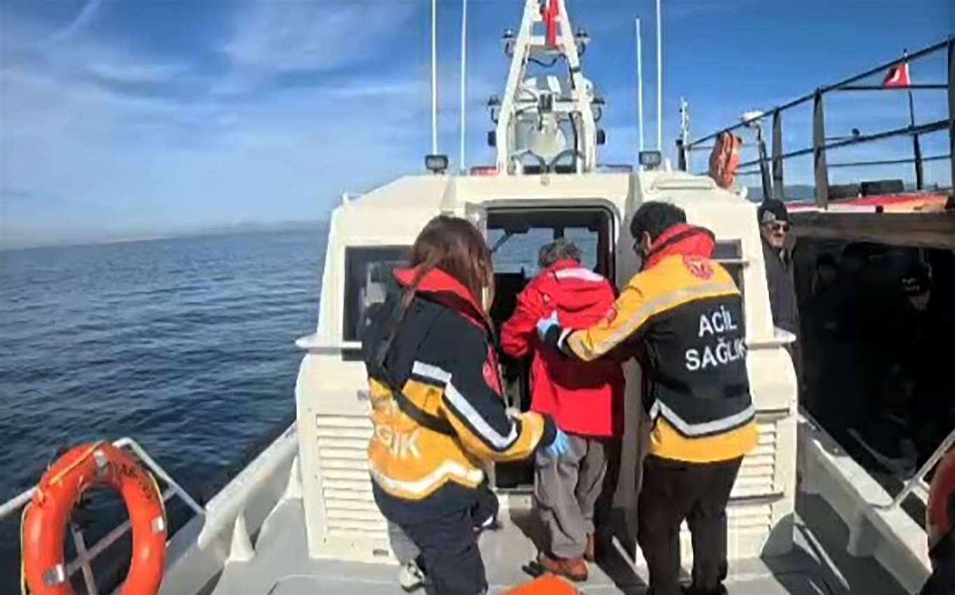 Balıkçı teknesinde rahatsızlanan vatandaşa Sahil Güvenlikten tıbbi tahliye haberi